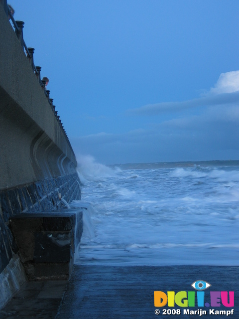 25626 Waves at quay